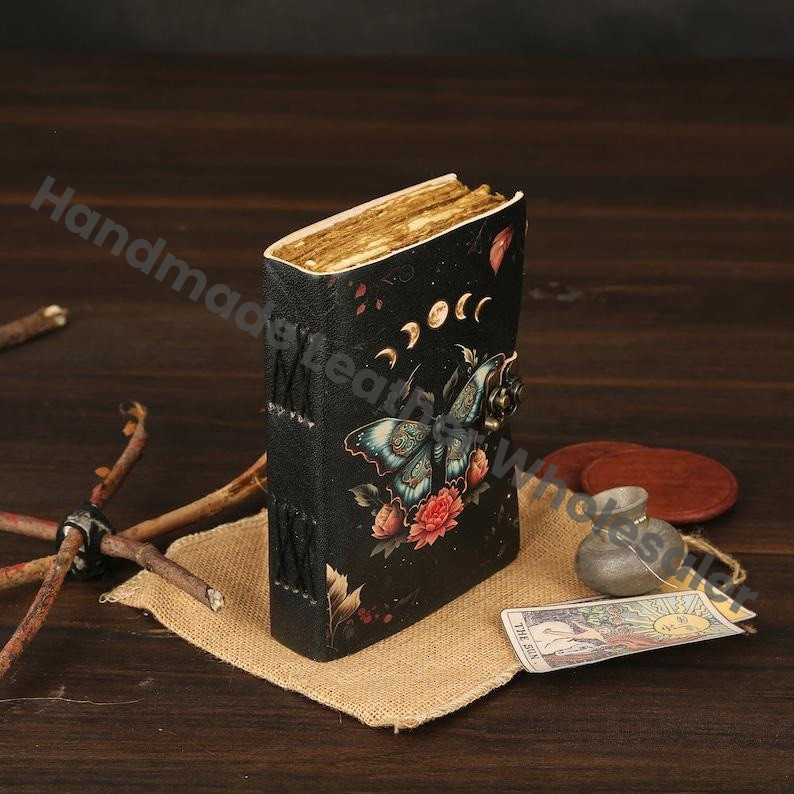 Luna Moth Leather Journal – Blank Spell Book of Shadows with Vintage Lock, Witchcraft Grimoire, Wiccan Pagan Gothic Gift, Dn